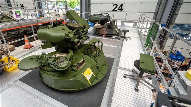 Rheinmetall: Bald Lieferung weiterer Panzer und Munition Türme vom Schützenpanzer Marder stehen zur Aufbereitung in einer Halle von Rheinmetall.