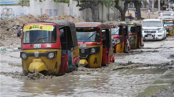Tuktuks fahren durch eine überflutete Straße nach starkem Regen in Mogadischu.