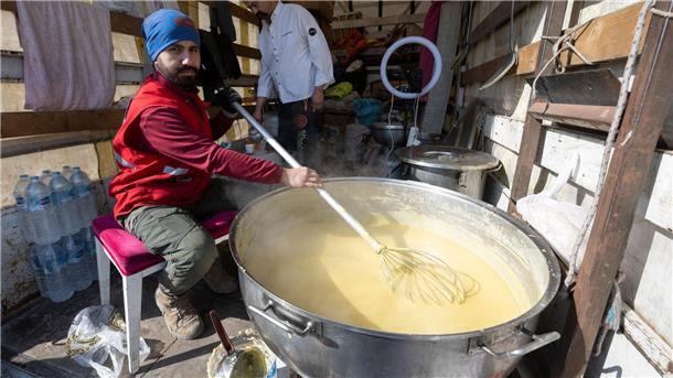 Tuncay Ilker kocht auf der Ladefläche eines Lkw in Kahramanmaras eine Suppe.