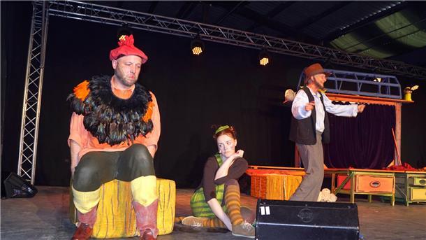 Turbulentes Spiel: Pettersson (rechts, gespielt von Andreas Lachnit) hat eine tolle Idee, aber Hahn Caruso (links, gespielt von Sören Ergang) nervt. Auch Kater Findus (rechts, gespielt von Vanessa Stoll) geht das Geschrei des Hahns mächtig aufs Gemüt.