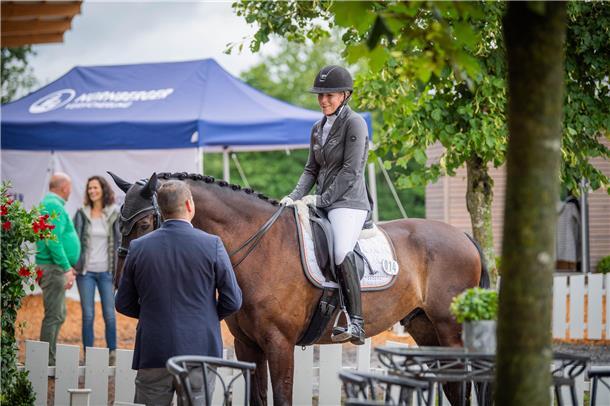Regen, Wettkämpfe und Showreiten: Das sind die Elmloher Reitertage in Bildern Turnierleiter Jan Schalk (vorn) schnackt persönlich mit den Reiterinnen und Reitern.