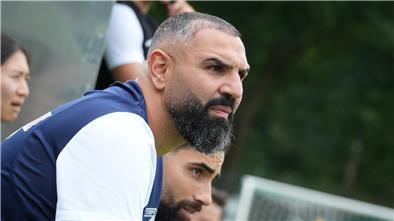 Ein Fußballtrainer schaut spektisch