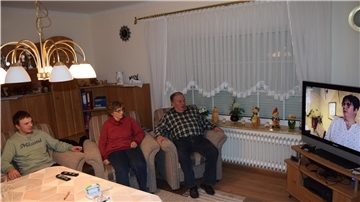 TV-Kandidat Christopher (links) schaut mit seinen Eltern Lieselotte und Günter die aktuelle Folge "Bauer sucht Frau".