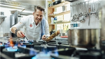 TV-Koch Mike Süsser steht in der Küche.