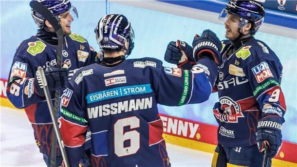 Ty Ronning (r.) erzielte beim Sieg gegen Mannheim das zweite Tor der Berliner.