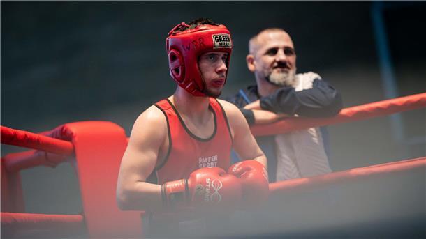 U17-Talent Efecan Özdöl (links) sicherte sich zur Freude seines Trainers Mohamed Zaher den Weser-Ems-Titel.