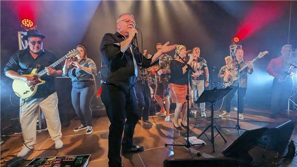 Nordenhams Funk & Soul-Band UB-Projekt spielt wieder in der Jahnhalle Band auf der Bühne