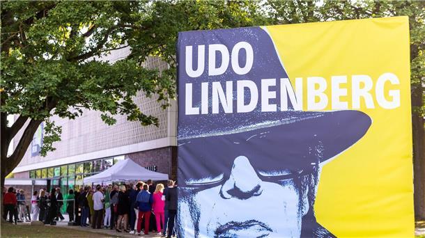 „Udo schlägt alle Rekorde“ - Lindenberg-Schau verlängert Udo Lindenberg hat die Ausstellung in Rostock bisher noch nicht gesehen, will das aber in den nächsten Wochen nachholen.