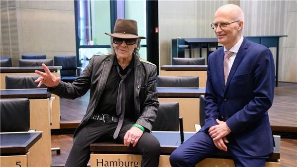 Lindenberg: Im Bundesrat auf Peace-Zeichen blicken Udo Lindenberg (l) neben dem Ersten Bürgermeister von Hamburg, Peter Tschentscher, im Plenarsaal des Bundesrats.