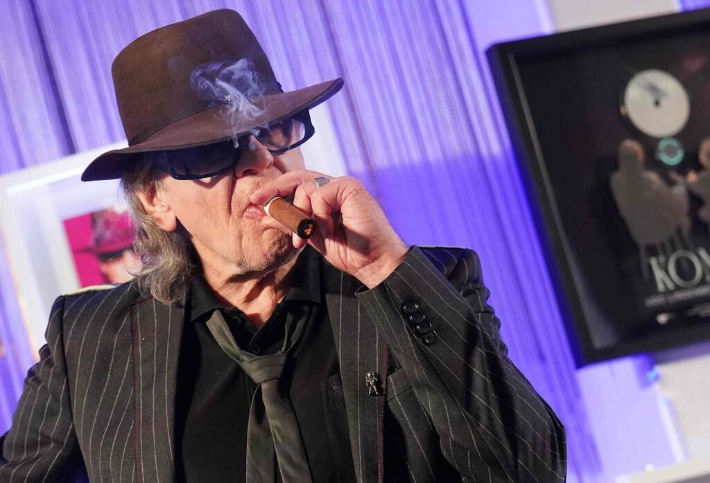Udo Lindenberg rauchend bei Platin-Auszeichnung für den Song „Komet“. Sein Nummer-Eins-Lied „Komet“ zusammen mit Apache 207 ist ein Beispiel für Kooperationen von älteren mit jüngeren Künstlern.
