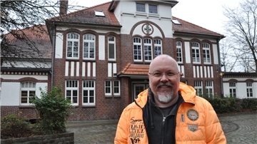 Udo Renken möchte zum einen die Nordenhamer Kulturszene unterstützen, zum anderen Menschen die Chance auf Kultur geben, die nur wenig Geld haben. Deshalb sucht er Kulturpaten. Unser Bild zeigt ihn vor der Jahnhalle.