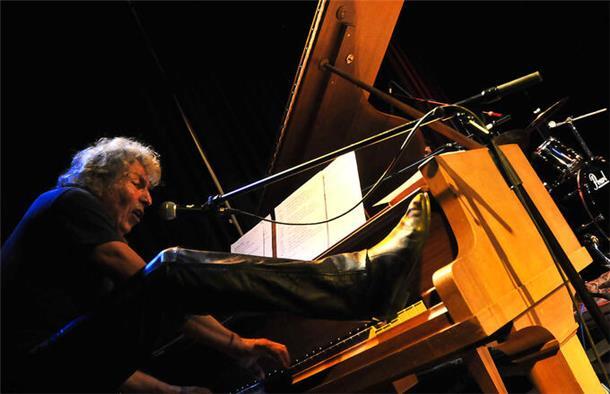 Ein Mann spielt Klavier mit den Händen und einem Fuß, Udo Tölke aus Butjadingen