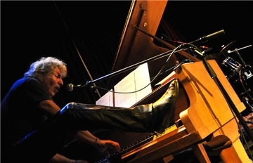 Ein Mann spielt Klavier mit den Händen und einem Fuß, Udo Tölke aus Butjadingen