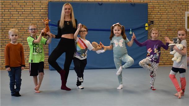 Gesa Meinardus mit ihrer Kinderyoga-Gruppe vom TV Langen.