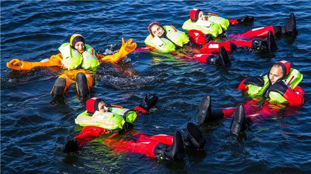 Als Astronautin im Meer überleben Üben für den Notfall: Bei einer Landung mitten im Meer sind Überlebensanzüge sehr wichtig.