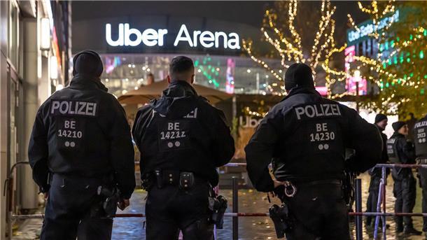 Über 1500 Polizeibeamte waren rund um das Spiel im Einsatz.