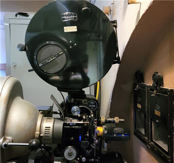 Über 70 Jahre alt, aber immer noch funktionsfähig ist der Filmprojektor. Genutzt wird er derzeit nicht.