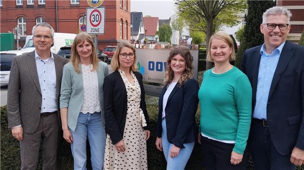 Zwei Männer und vier Frauen stehen in Brake vor dem Sitz des Oldenburgisch-Ostfriesischen Wassserverbandes.