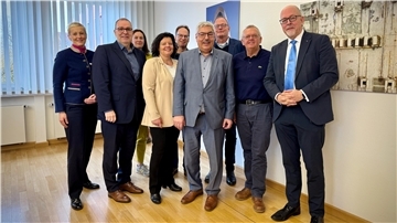 Gruppenfoto mit mehreren Frauen und Männern. Ein neues Gewerbegebiet entsteht nördlich von Bremerhaven, um die ausgelasteten Flächen im Hafenbereich zu entlasten. Vertreter aus der Region und den Bundesländern trafen sich, um die Weichen für das Projekt zu stellen, das innovative Unternehmen anziehen soll. Ein neues Gewerbegebiet entsteht nördlich von Bremerhaven, um die ausgelasteten Flächen im Hafenbereich zu entlasten. 