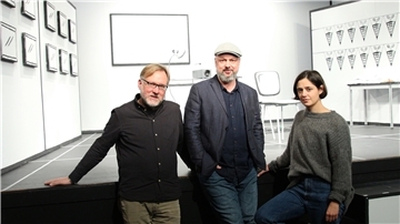 „Über das Lachen den Kopf öffnen“: Den Text, den Dramaturg Peter Hilton Fliegel (von links), Regisseur Andreas Rehschuh und Ausstatterin Juliane Götz inszenieren, stammt von Autoren der „heute show“.