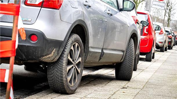 Anwohner können gegen Autos auf Gehwegen vorgehen Über das sogenannte aufgesetzte Parken mit zwei Rädern auf dem Bürgersteig wird in Städten wie Bremen seit Jahren gestritten.