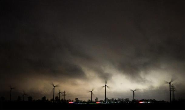Über dem Land hängen dunkle Wolken. Das gilt im übertragenen Sinn ebenso für die angekündigte Beschleunigung des Windkraftausbaus. Im Rotenburger Kreishaus stockt die Planung, weil in Hannover kein Gesetz beschlossen wird. 