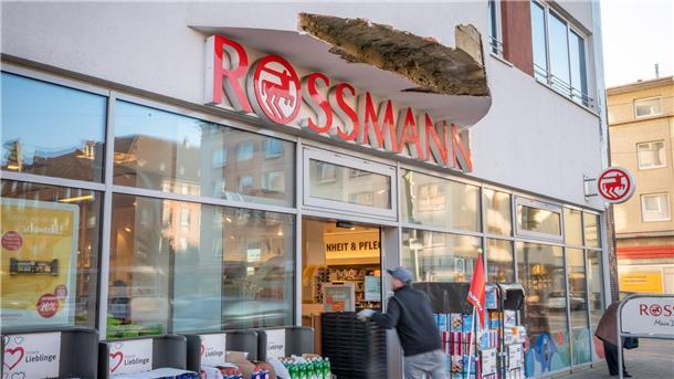 Über dem Rossmann-Drogeriemarkt an der Grashoffstraße ist die Dämmung durch einen Unfall beschädigt worden. 