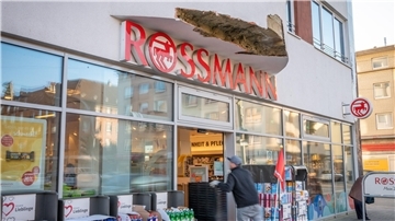 Über dem Rossmann-Drogeriemarkt an der Grashoffstraße ist die Dämmung durch einen Unfall beschädigt worden. 