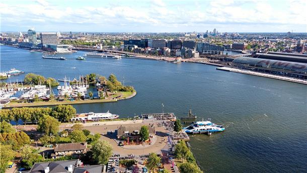 Hafen Amsterdam am Fluss IJ