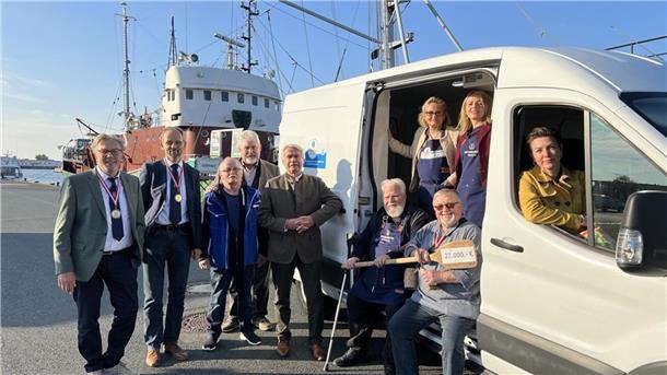 Bremerhavener Matjes-Orden (BMO):  Von links: Dr. Gerd Kraus (Präsident BMO), Sebastian Gregorius (Vizepräsident BMO), Bogdan Treschok (Bremerhaven hilft), Jochen Fiedler und Jörg Denzel (BMO), Manfred Jabs, Gaby Treschok, Claudia Köhler-Treschok (Bremerhaven hilft), Salzer Gerd Blanke und Christina Klug (BMO).