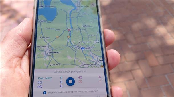 Auf dem Display eines Smartphones ist eine Landkarte zu sehen.