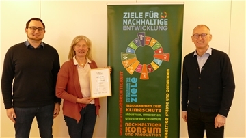 Über die Auszeichnung zur „Global nachhaltigen Kommune“ freuen sich (von links) Bauamtsleiter Timo Gärtner, Klimaschutzmanagerin Anne Böttjer und Bürgermeister Detlef Wellbrock.