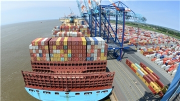 Schiff vor Containerbrücken.