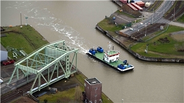 Über die Brücke gelangt man nicht mehr zum Columbusbahnhof. Für Schiffe ist das Passieren jetzt jedoch einfacher.