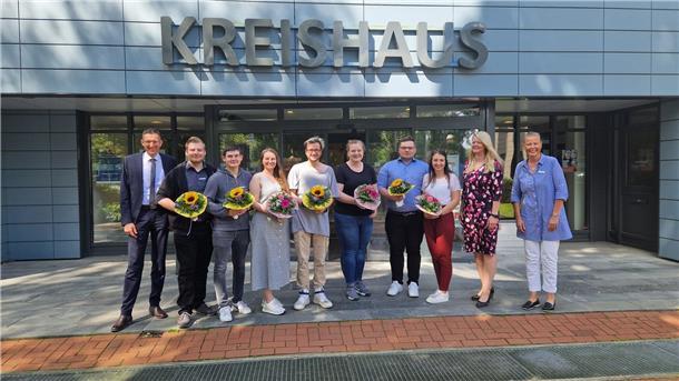 Über die erfolgreichen Aus- und Fortbildungen freut sich der Erste Kreisrat Matthias Wenholt (von links) mit den Absolventen Eike Thomas Gorath, Mattis Fuhrken, Gesche Fangmann sowie Nadine Brandt, Maximilian Dunker und Annika Linker. Auch Dezernentin Maren Würger und Sandra Henzel (Fachdienstleitung Personal, rechts) gratulierten.
