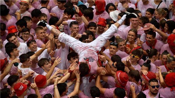 Zehntausende feiern in Spanien Start der blutigen Stierhatz Über die Fiesta in Pamplona schrieb Hemingway vor fast 100 Jahren.