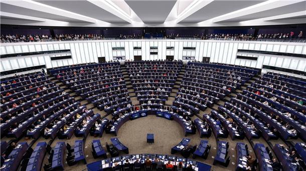 Fördergelder für Ungarn: EU-Parlament verklagt Kommission Über die Klage will das Parlament klären lassen, ob die Entscheidung der Kommission, trotz anhaltender Kritik an Verstößen gegen rechtsstaatliche Prinzipien in Ungarn eingefrorene EU-Fördermittel in Höhe von rund zehn Milliarden Euro für das Land freizugeben, rechtmäßig war.