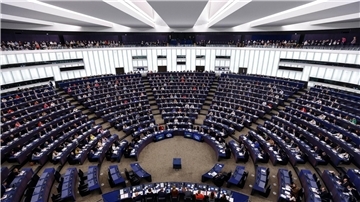 Über die Klage will das Parlament klären lassen, ob die Entscheidung der Kommission, trotz anhaltender Kritik an Verstößen gegen rechtsstaatliche Prinzipien in Ungarn eingefrorene EU-Fördermittel in Höhe von rund zehn Milliarden Euro für das Land freizugeben, rechtmäßig war.