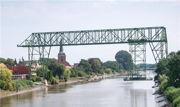 eine Metallbrücke über einen Fluss