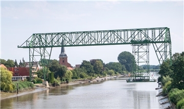 eine Metallbrücke über einen Fluss