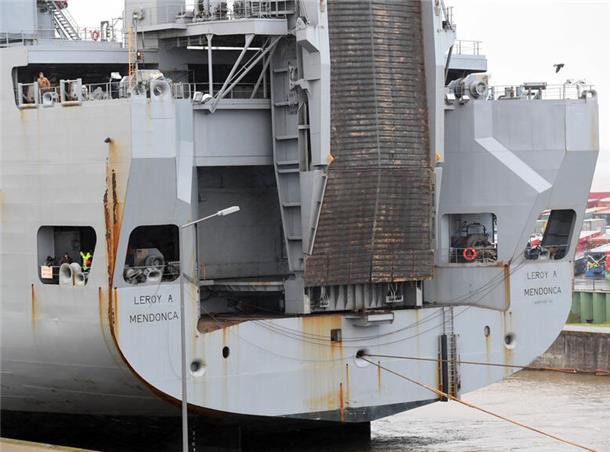 Über diese mächtige Heckklappe werden am Wochenende wieder Militärfahrzeuge der US-Army auf die ABC-Halbinsel im Kaiserhafen von Bremerhaven rollen.