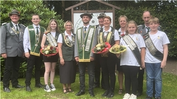 Über ein komplettes, neues Königshaus kann sich der Schützenverein Langenhausen/Friedrichsdorf freuen. 