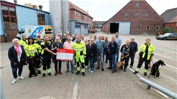 Über eine Spende des Rotary-Clubs Hagen freuten sich die Mitglieder der Rettungshundestaffel Cuxland.