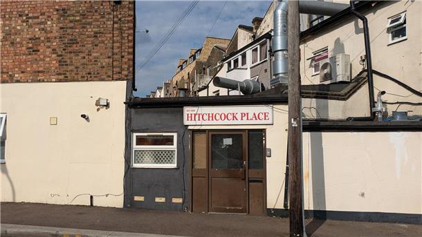 125. Geburtstag von Alfred Hitchcock - In London fing es an Über einem Hauseingang im Londoner Stadtteil Leytonstone erinnert ein Schild mit der Aufschrift „Hitchcock Place“ an den legendären Regisseur Alfred Hitchcock.