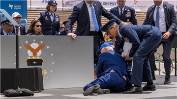 Über einen einen Sandsack auf der Bühne gestolpert: US-Präsident Joe Biden.