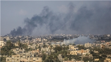 Über Gaza-Stadt steigt dichter Rauch infolge von israelischen Angriffen auf.