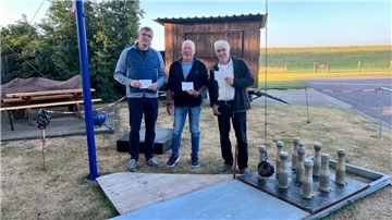 Über Geldpreise konnten sich Frerk Riesebieter, Klaus Hoffmann und Rüdiger Gimber (v. li.) freuen. Foto: Gruner
