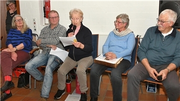 Dr. Nicola Borger-Keweloh, Horst Grotheer, Sabine Falk, Renate Grützner und  Henning Siats beim Herdfeuerabend im Gästezentrum Wremen