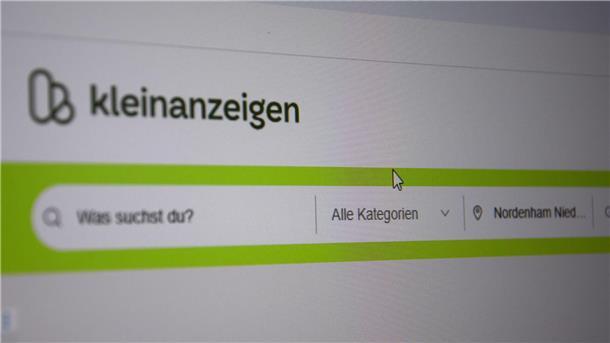 Ein Display zeigt die Homepage von Kleinanzeigen.de. 