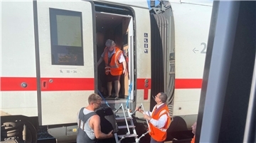 Über Leitern mussten rund 380 Fahrgäste aus einem ICE auf dem Weg nach München aussteigen.